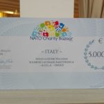 Foto assegno NATO CHARITY BAZAAR 2018