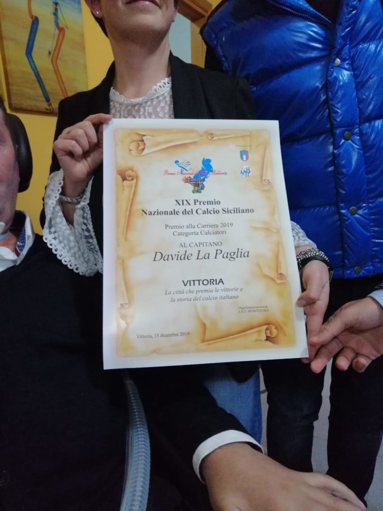 il premio nella mano di Davide La Paglia